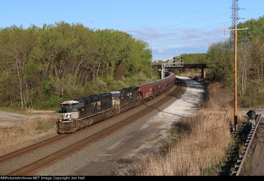 NS 1124 & 7678 roll east around the curve with 34G